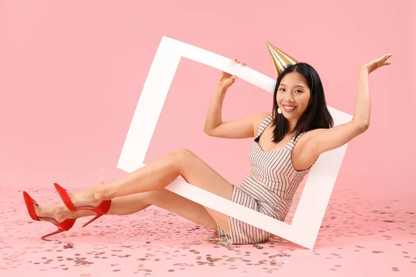Fiatal Gyönyörű Ázsiai Party Kalap Keret Konfetti Rózsaszín Háttér — Stock Fotó
