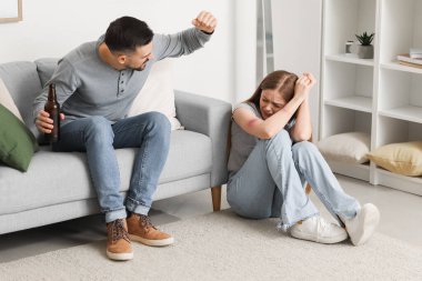 Yaralı genç kadın ve sarhoş kocası evde. Aile içi şiddet kavramı