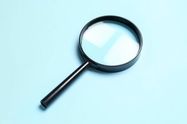 Mavi arkaplanda siyah büyüteç