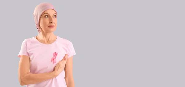 Reife Frau Nach Der Chemotherapie Mit Rosa Schleife Auf Grauem — Stockfoto