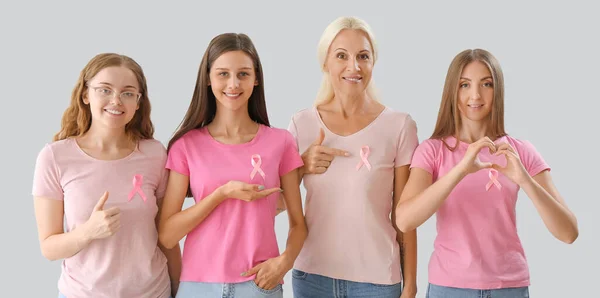 Schöne Frauen Mit Rosa Schleifen Auf Hellem Hintergrund Brustkrebs Bewusstsein — Stockfoto