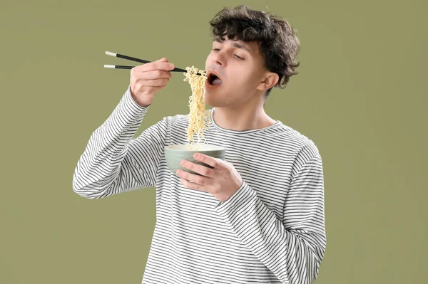Mladý Muž Jíst Chutné Čínské Jídlo Zeleném Pozadí — Stock fotografie