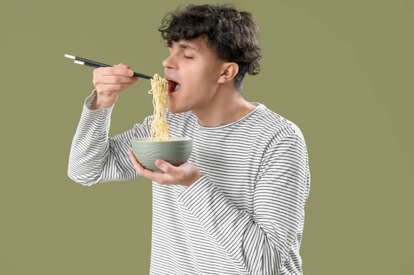 Mladý Muž Jíst Chutné Čínské Jídlo Zeleném Pozadí — Stock fotografie