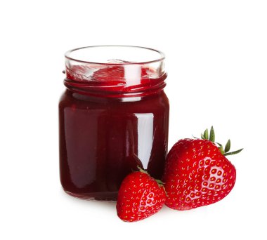 Beyaz arka planda izole edilmiş tatlı çilek reçeli kavanozu