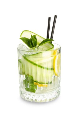 Beyaz arka planda salatalık ve nane aromalı bir bardak limonata.