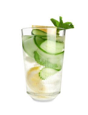 Beyaz arka planda salatalık ve nane aromalı bir bardak limonata.