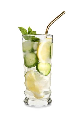 Beyaz arka planda salatalık ve nane aromalı bir bardak limonata.