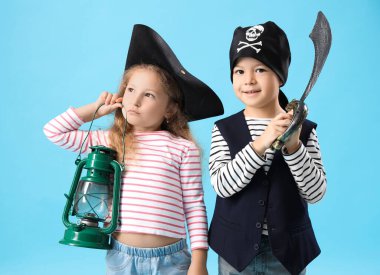 Mavi arka planda feneri ve kılıcı olan sevimli küçük korsanlar.