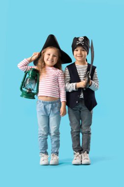 Mavi arka planda feneri ve kılıcı olan sevimli küçük korsanlar.