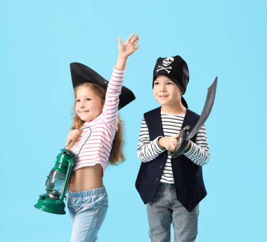 Mavi arka planda feneri ve kılıcı olan sevimli küçük korsanlar.