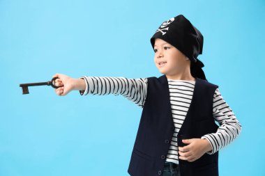 Mavi arka planda anahtarı olan sevimli küçük bir korsan.