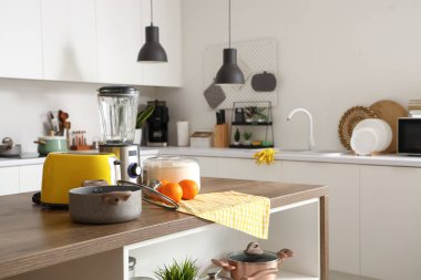 Blender, tost makinesi, meyve sıkacağı, portakal ve mutfak masasındaki ahşap tencere.