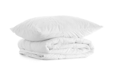 Katlanmış battaniye ve yastık beyaz arkaplanda izole