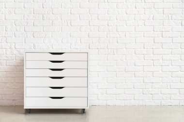 Hafif tuğla duvarın yanındaki çekmeceler çok şık.