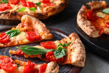 Lezzetli pizza dilimleri Masada Margarita