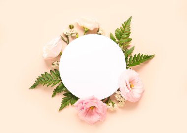 Boş kağıtlı kompozisyon ve pembe arka planda güzel çiçekler.