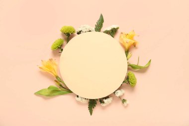 Bej arkaplan üzerinde boş kağıt ve güzel çiçekler olan kompozisyon