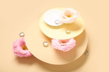 Boş kağıt kağıtlar ve bej arka planda güzel östoma çiçekleri ile kompozisyon, yakın plan