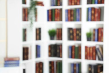 Kütüphanede kitap ile rafların bulanık görünümü