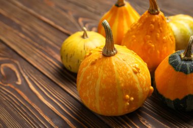 ahşap zemin üzerinde taze kabak