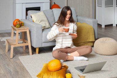 genç kadın evde sıcak çay içme