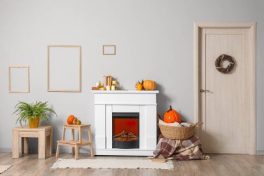 Şömineli ve Cadılar Bayramı balkabaklı aydınlık oturma odasının içi