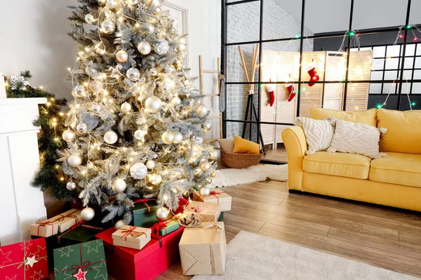 Interieur Woonkamer Met Kerstboom Gele Bank Vouwscherm — Stockfoto