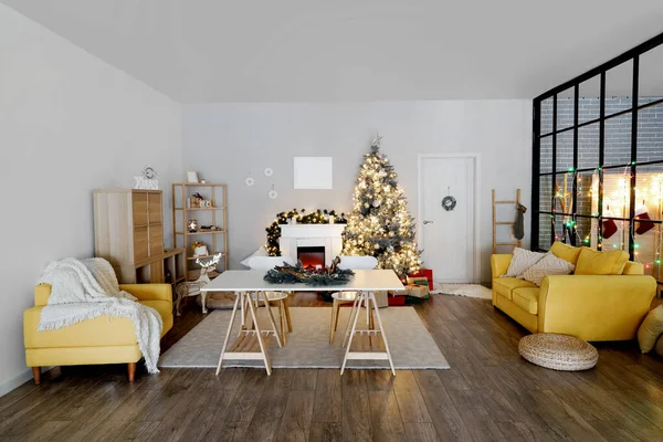 Interior Sala Estar Com Árvore Natal Sofá Poltrona Lareira Mesa — Fotografia de Stock