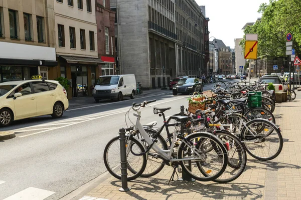 Vélos Modernes Garés Sur Rue Ville — Photo