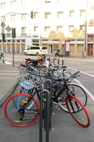 Nowoczesne Rowery Zaparkowane Ulicy Miejskiej — Zdjęcie stockowe