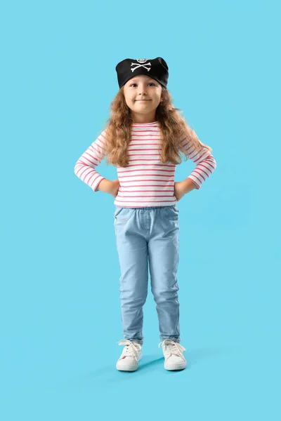 Schattig Klein Meisje Verkleed Als Piraat Blauwe Achtergrond — Stockfoto