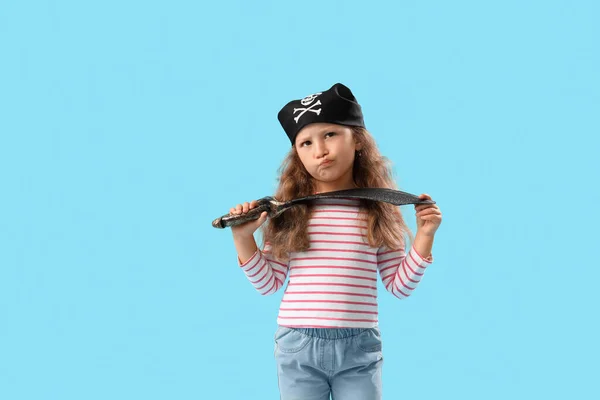 Menina Bonito Vestido Como Pirata Com Espada Fundo Azul — Fotografia de Stock