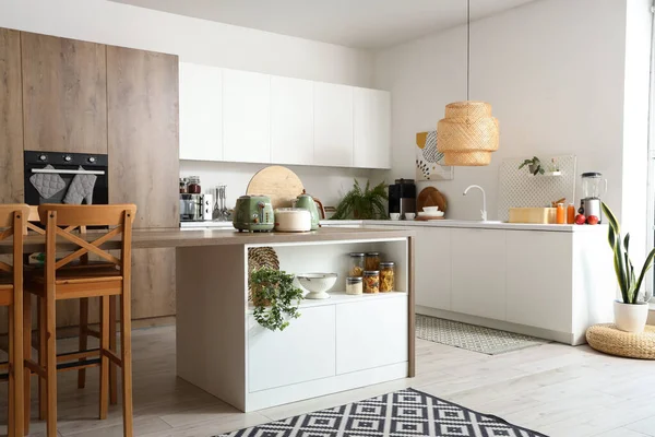 Interior Cocina Ligera Con Electrodomésticos Modernos Mesa Madera — Foto de Stock