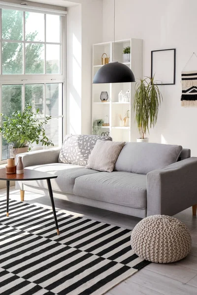 Stilvolles Wohnzimmer Mit Grauem Sofa Und Couchtisch — Stockfoto