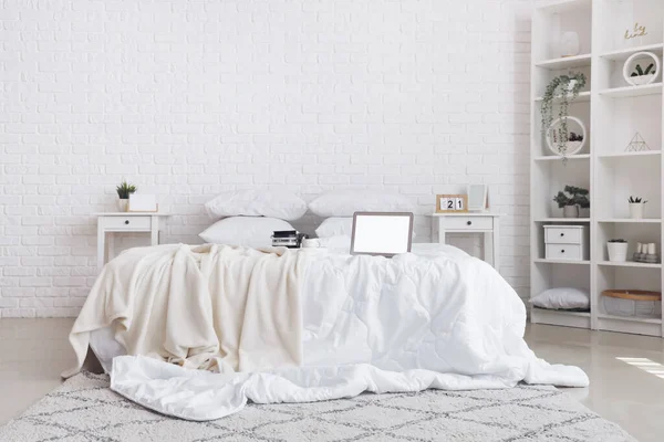 Rommelig Bed Met Witte Deken Koffie Dienblad Moderne Laptop Lichte — Stockfoto