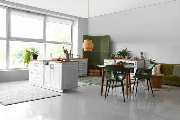 Interior Cozinha Moderna Com Balcões Brancos Mesa Jantar — Fotografia de Stock
