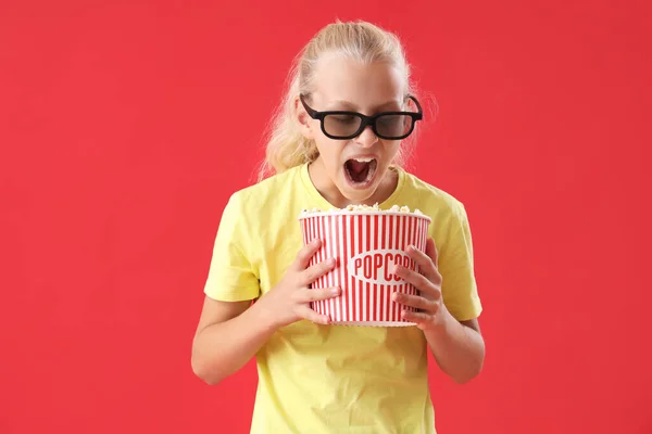 Dziewczyna Okularach Kina Wiadrem Popcornu Czerwonym Tle — Zdjęcie stockowe