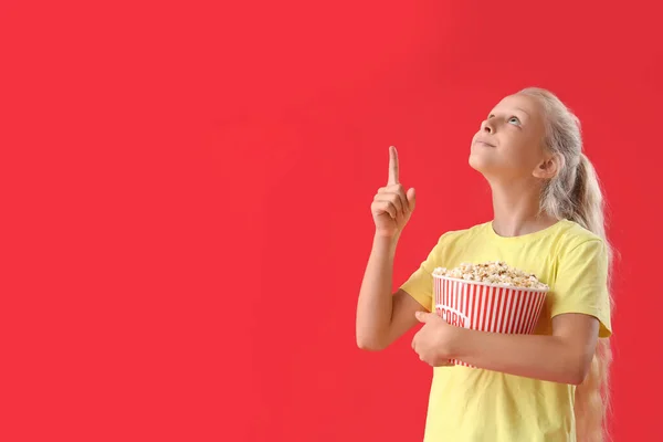 Nachdenkliches Mädchen Mit Einem Eimer Popcorn Das Auf Etwas Auf — Stockfoto