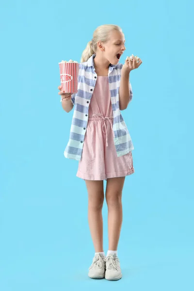 Ragazza Felice Mangiare Popcorn Sfondo Blu — Foto Stock