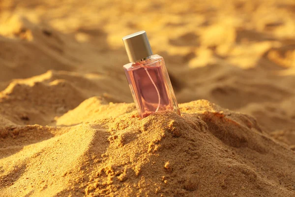 Botella Perfume Lujo Playa —  Fotos de Stock
