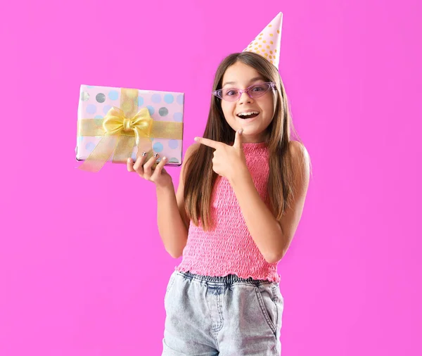 Menina Feliz Apontando Para Caixa Presente Aniversário Fundo Roxo — Fotografia de Stock