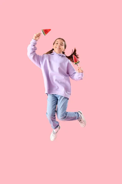 Ευτυχισμένο Κοριτσάκι Γλειφιτζούρια Σχήμα Φέτες Καρπουζιού Πηδώντας Ροζ Φόντο — Φωτογραφία Αρχείου