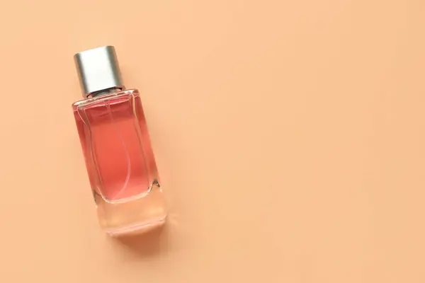 Egy Üveg Elegáns Parfüm Narancssárga Alapon — Stock Fotó