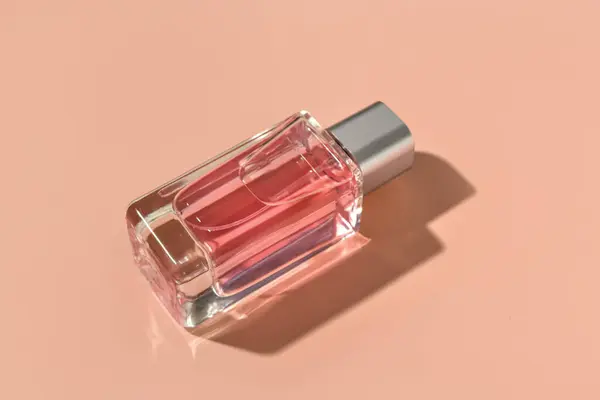 Egy Üveg Luxus Parfüm Rózsaszín Háttér — Stock Fotó