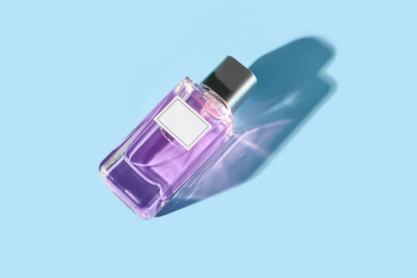 Butelka Luksusowych Perfum Niebieskim Tle — Zdjęcie stockowe
