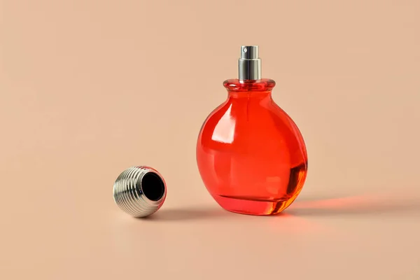 Garrafa Perfume Luxo Fundo Bege — Fotografia de Stock