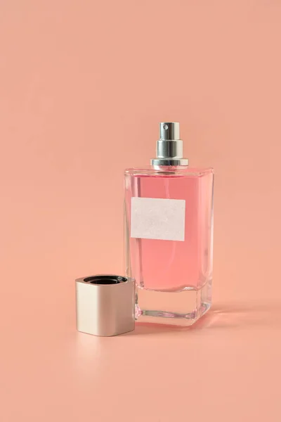 Flaska Med Lyx Parfym Rosa Bakgrund — Stockfoto