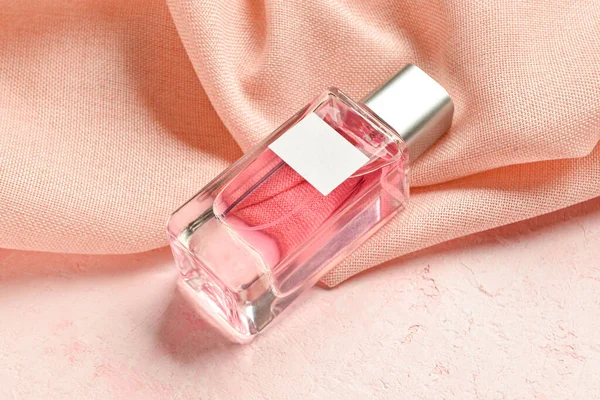 Egy Üveg Luxus Parfüm Grunge Rózsaszín Háttér — Stock Fotó