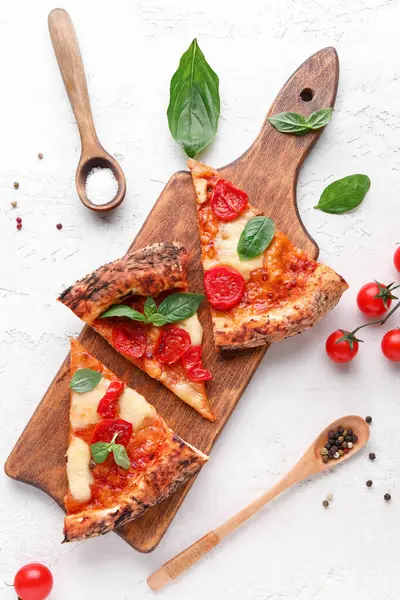 Deska Drewniana Plastrami Smacznej Pizzy Margarita Świeżymi Pomidorami Białym Tle — Zdjęcie stockowe