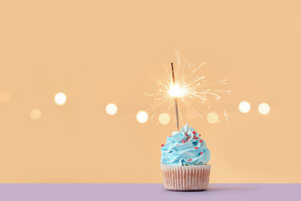 Cupcake Aniversário Saboroso Com Sparkler Fundo Cor — Fotografia de Stock